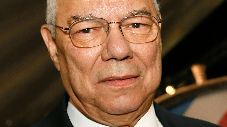 Colin Powell sorride
