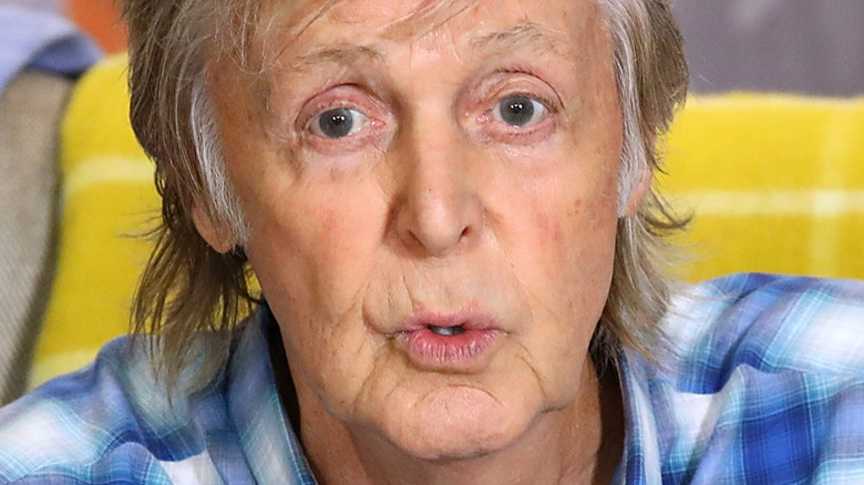 Paul McCartney parla con espressione seria
