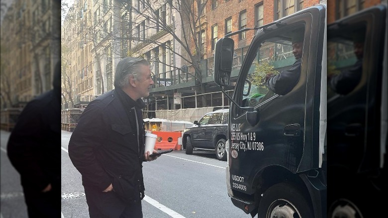 Alec Baldwin parla con uno sconosciuto a New York