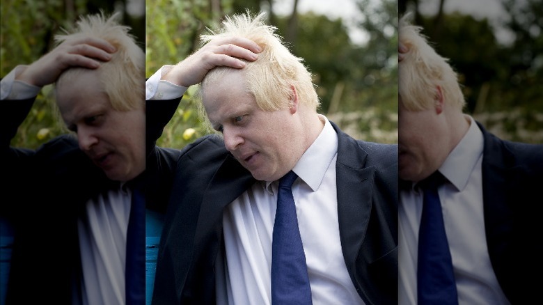 Boris Johnson si scompiglia i capelli 