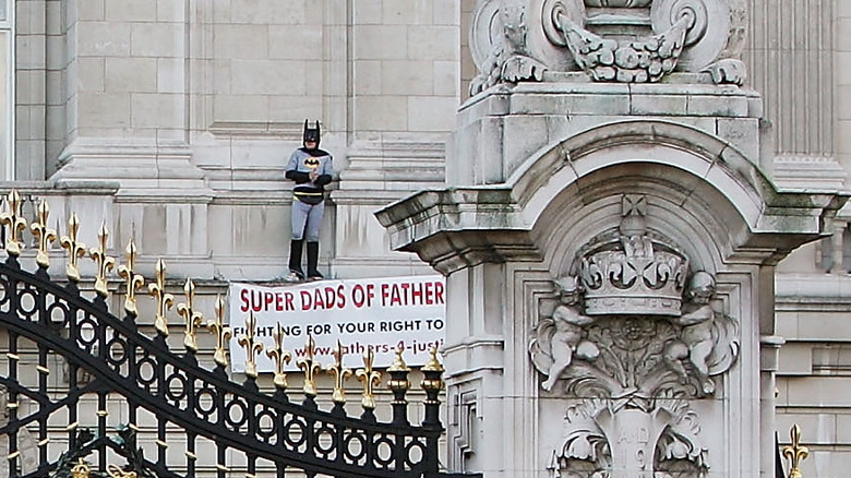 Jason Hatch, un attivista di Fathers 4 Justice vestito da Batman che protesta sul balcone di Buckingham Palace