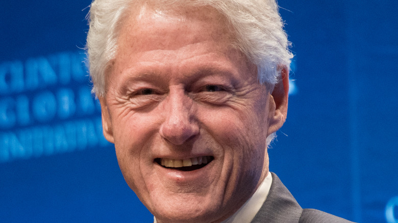 Bill Clinton sorride a un discorso di fidanzamento