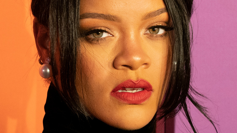 Rihanna posa seria 