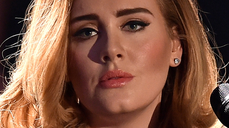 Adele si esibisce sul palco