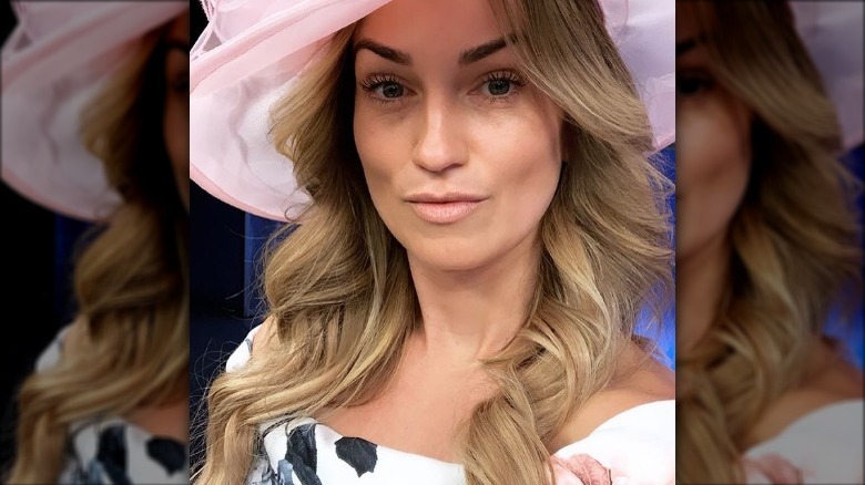 Kelly Stewart con un grande cappello rosa