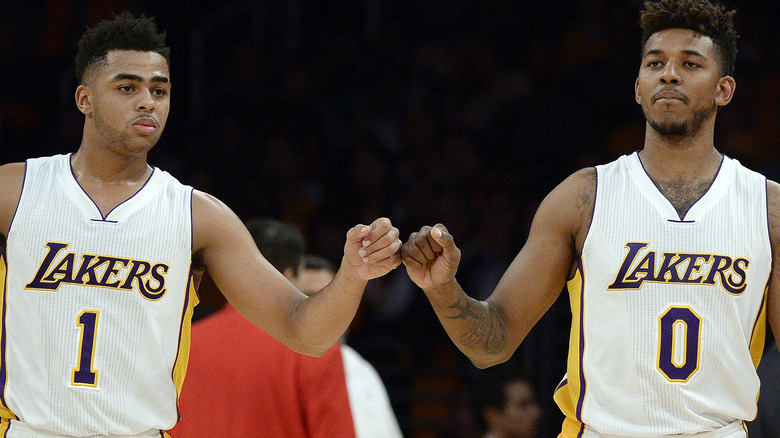D'Angelo Russell e Nick Young si toccano i pugni