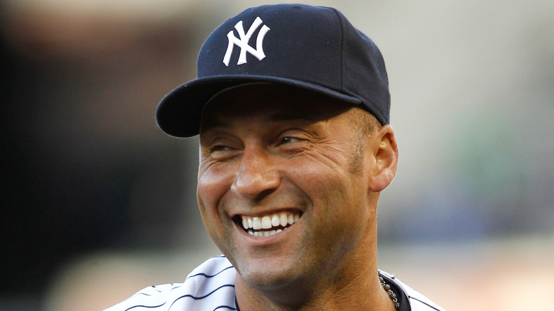 Derek Jeter indossa il cappello degli Yankees