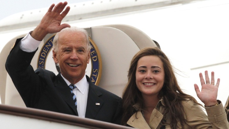 Joe Biden e Naomi Biden salutano