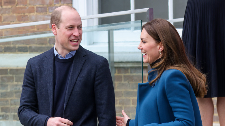 Il principe William e Kate Middleton lasciano il museo sorridenti