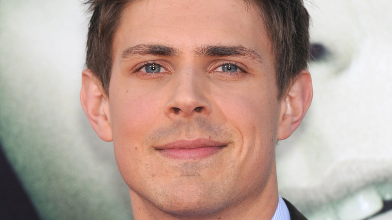 Chris Lowell in posa