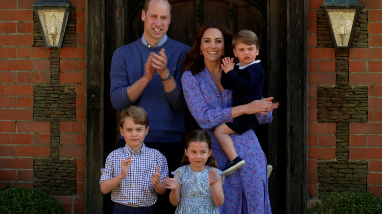 La famiglia Cambridge sorride a un fidanzamento reale