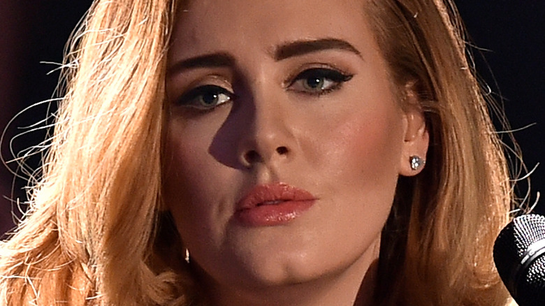 Adele durante un'esibizione dal vivo