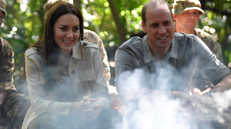 Kate Middleton e il principe William seduti accanto a un fuoco