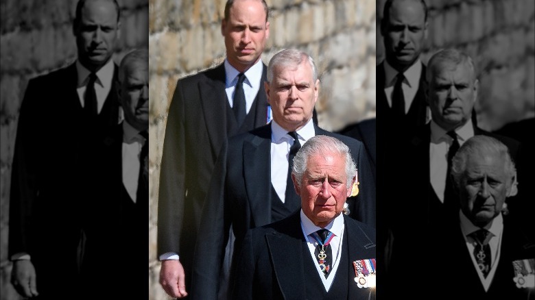 Il principe Carlo, il principe Andrea e il principe William camminano al funerale del principe Filippo