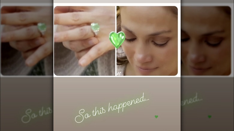 Jennifer Lopez guarda il suo anello di fidanzamento verde