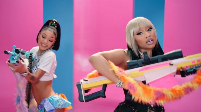 Coi Leray, Nicki Minaj in posa con pistole ad elica