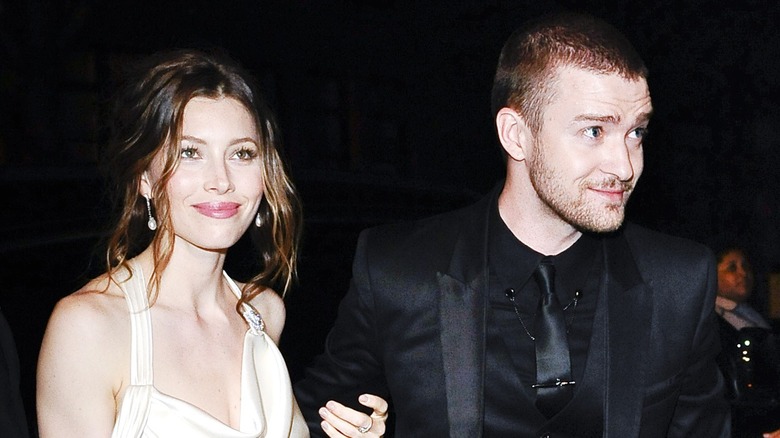Jessica Biel e Justin Timberlake sorridono mentre camminano a braccetto