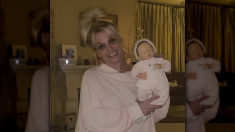 Britney Spears con in mano una bambola
