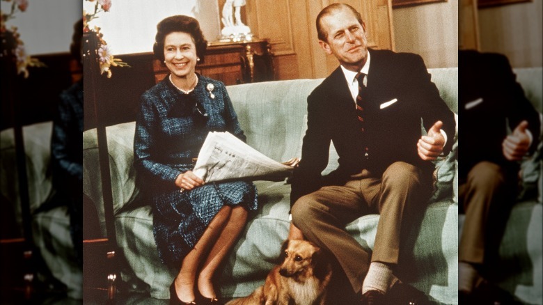 La regina Elisabetta e il principe Filippo con un cane