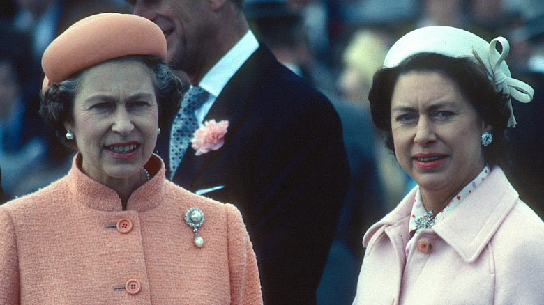 La regina Elisabetta e la principessa Margaret a un evento 