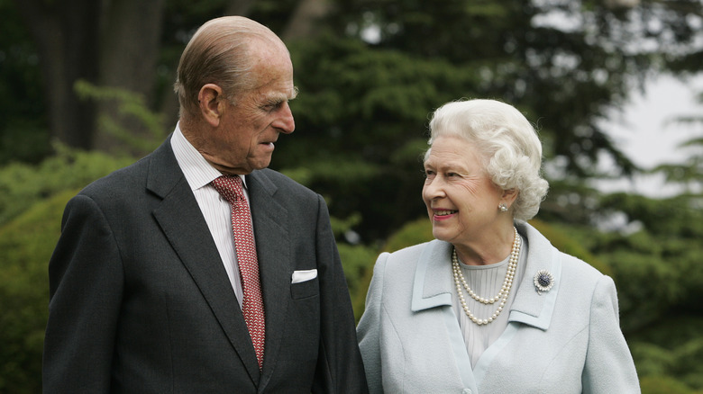 La regina Elisabetta e il principe Filippo a un evento 