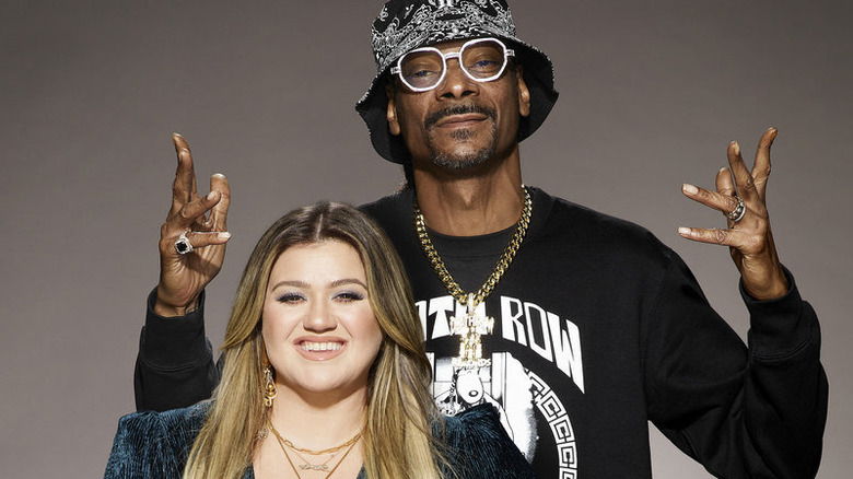 La banda di Snoop Dogg firma Kelly Clarkson sorridente