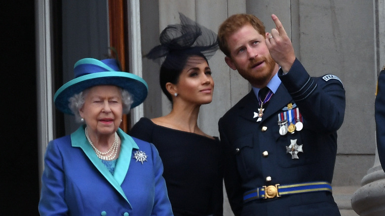 Il principe Harry e Meghan Markle con la regina Elisabetta nel 2018