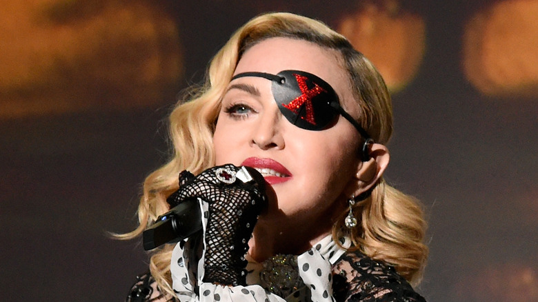 Madonna canta e indossa la sua benda sull'occhio Madame X 