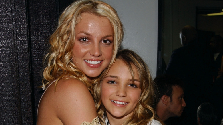 Britney Spears e Jamie Lynn Spears si abbracciano nel backstage durante la sedicesima edizione dei Kids' Choice Awards di Nickelodeon