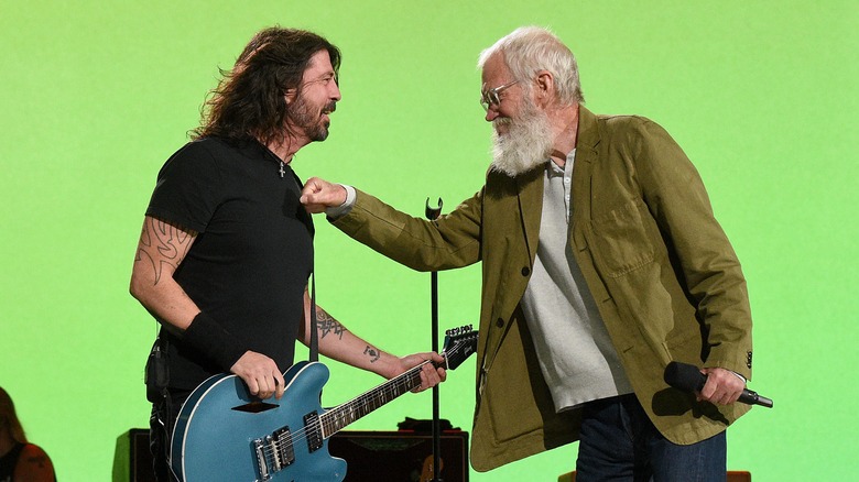 Dave Grohl e David Letterman interagiscono giocosamente sul set