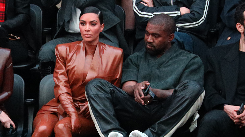 Kim Kardashian con Kanye West a una sfilata di moda