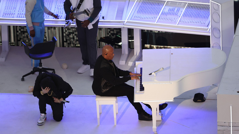 Il dottor Dre suona il piano ed Eminem si inginocchia