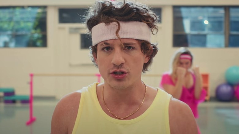 Charlie Puth nel video musicale "Light Switch".