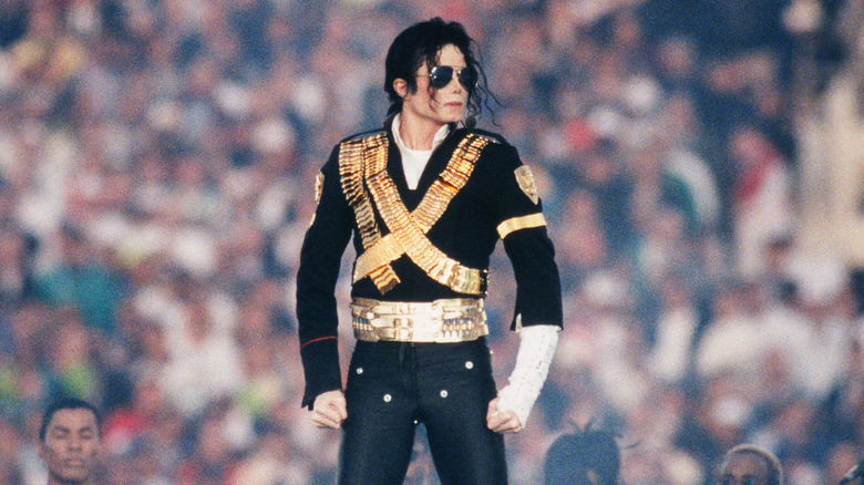 Michael Jackson in piedi su un palco