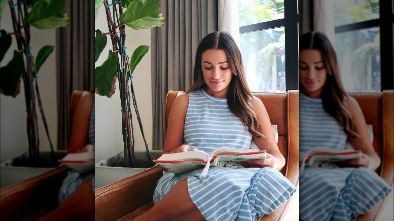 Lea Michele che legge un libro