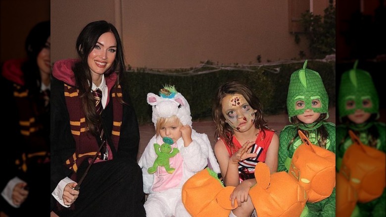 Megan Fox posa con i suoi tre figli