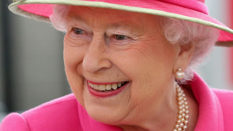 La regina Elisabetta sorride
