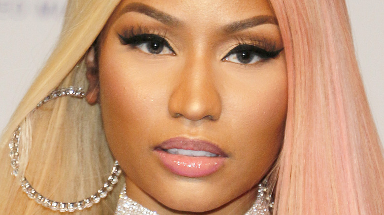 Nicki Minaj indossa orecchini