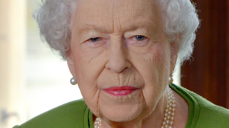 La regina Elisabetta parla alla telecamera
