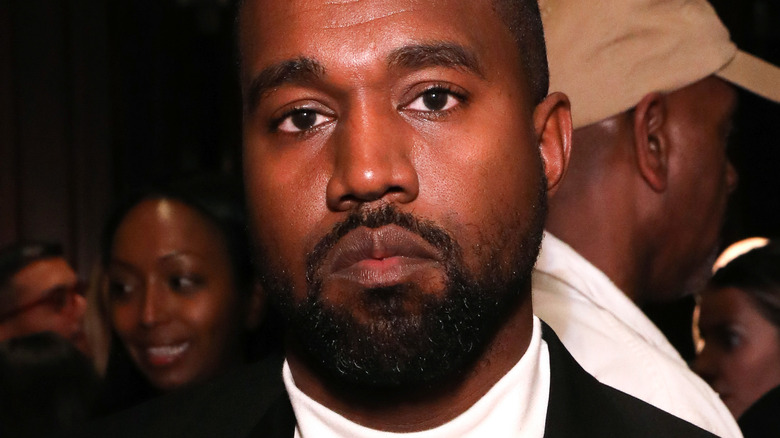 Kanye West guarda di fronte