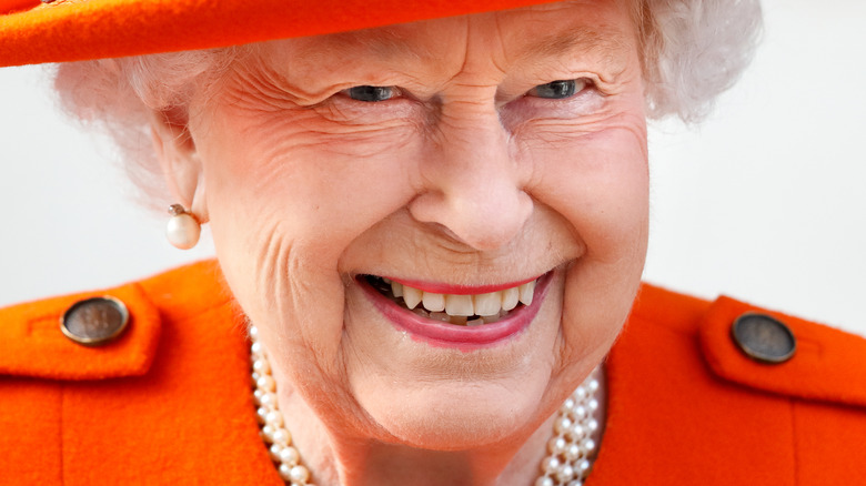 La regina Elisabetta sorride