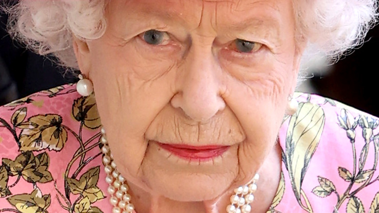 La regina Elisabetta guarda severamente