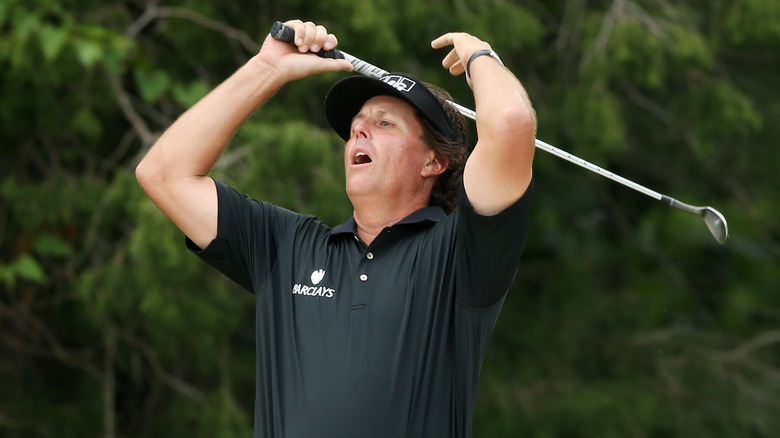 Phil Mickelson alza le mani