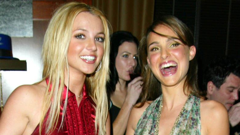 Britney Spears e Natalie Portman sorridenti