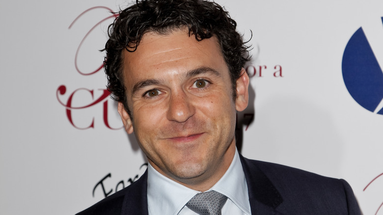 Fred Savage in posa