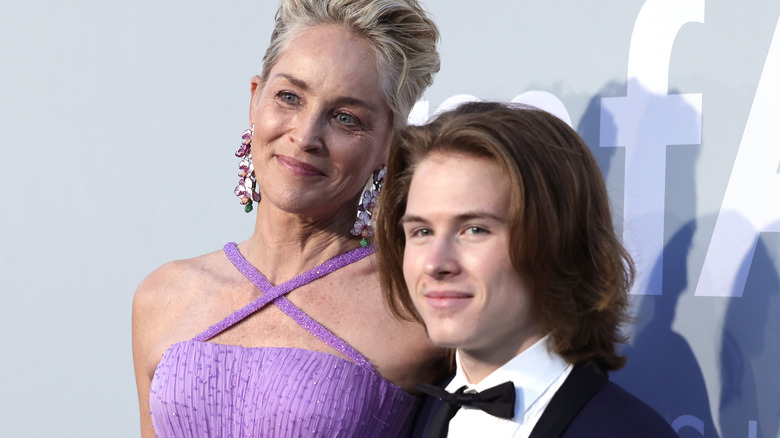 Sharon Stone e suo figlio Roan sorridenti 