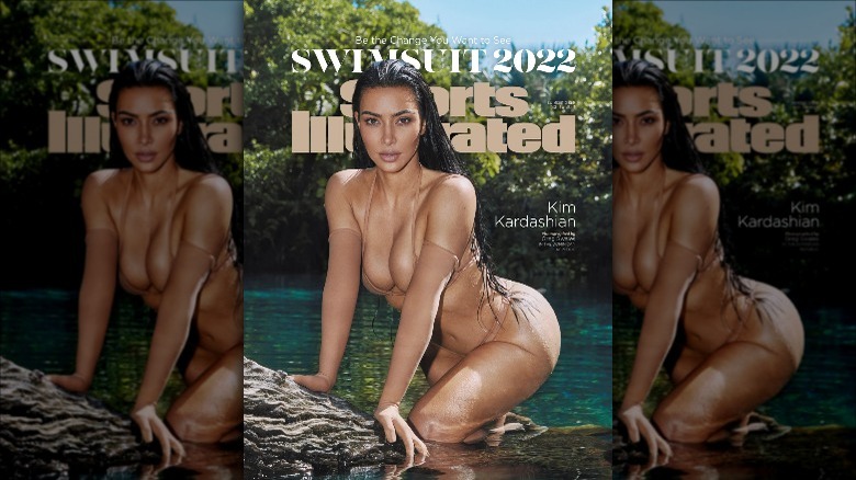 Kim Kardashian è stata fotografata da Greg Swales nella Repubblica Dominicana.  Costume da bagno e guanti di SKIMS.
