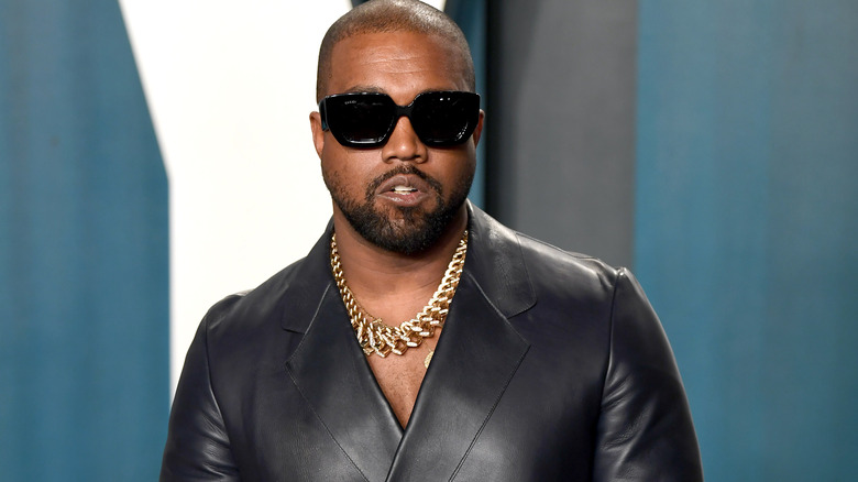Kanye West, con gli occhiali da sole