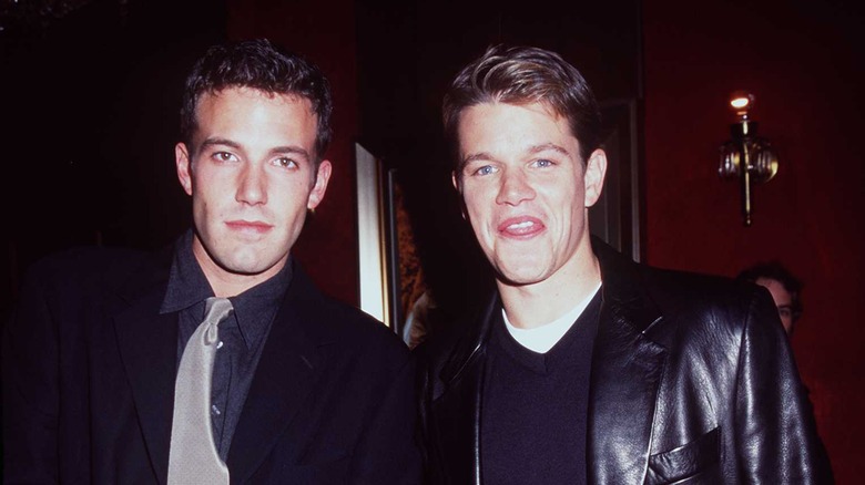 Ben Affleck e Matt Damon posano in una foto degli anni '90 