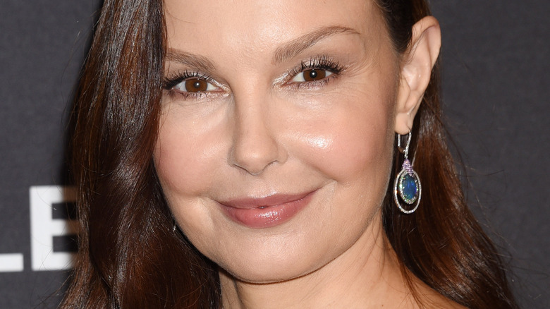 Ashley Judd sorride